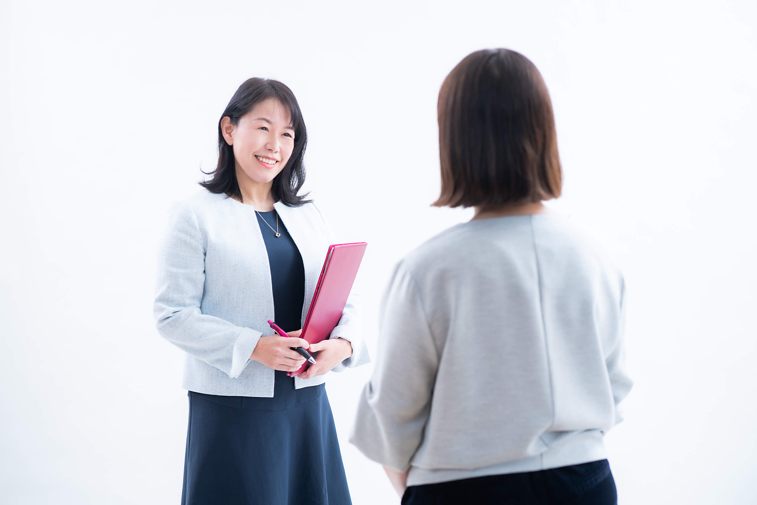 丁寧なカウンセリングを行うカウンセラー